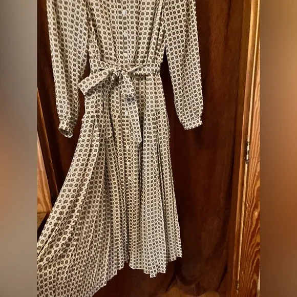 Banana Republic Logo Pleated Midi Dress in Beige White Print Sz XS - Picture 7 of 15